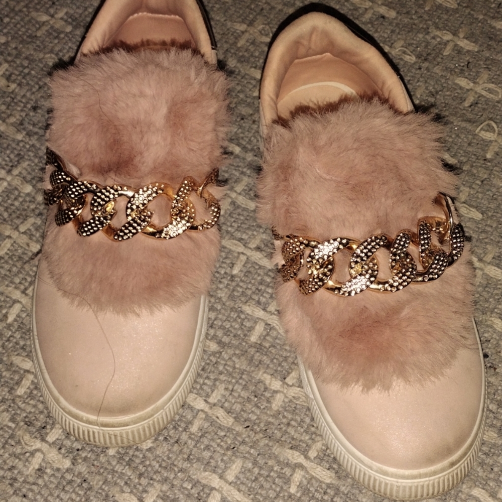 Pinkish shoes, Faux fur with golden chains